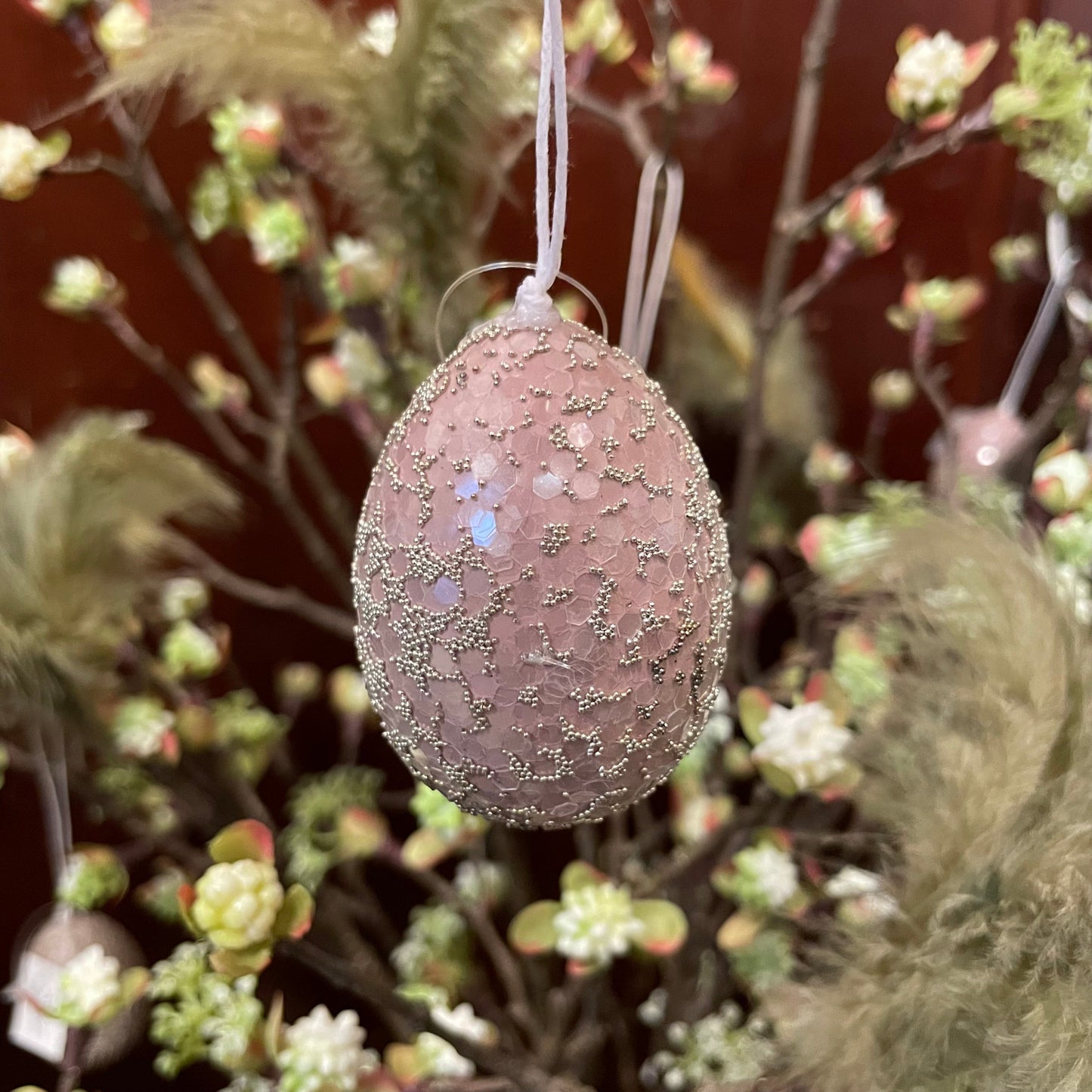 Ägg med hänge i rosa och beige mix från A lot Decoration.