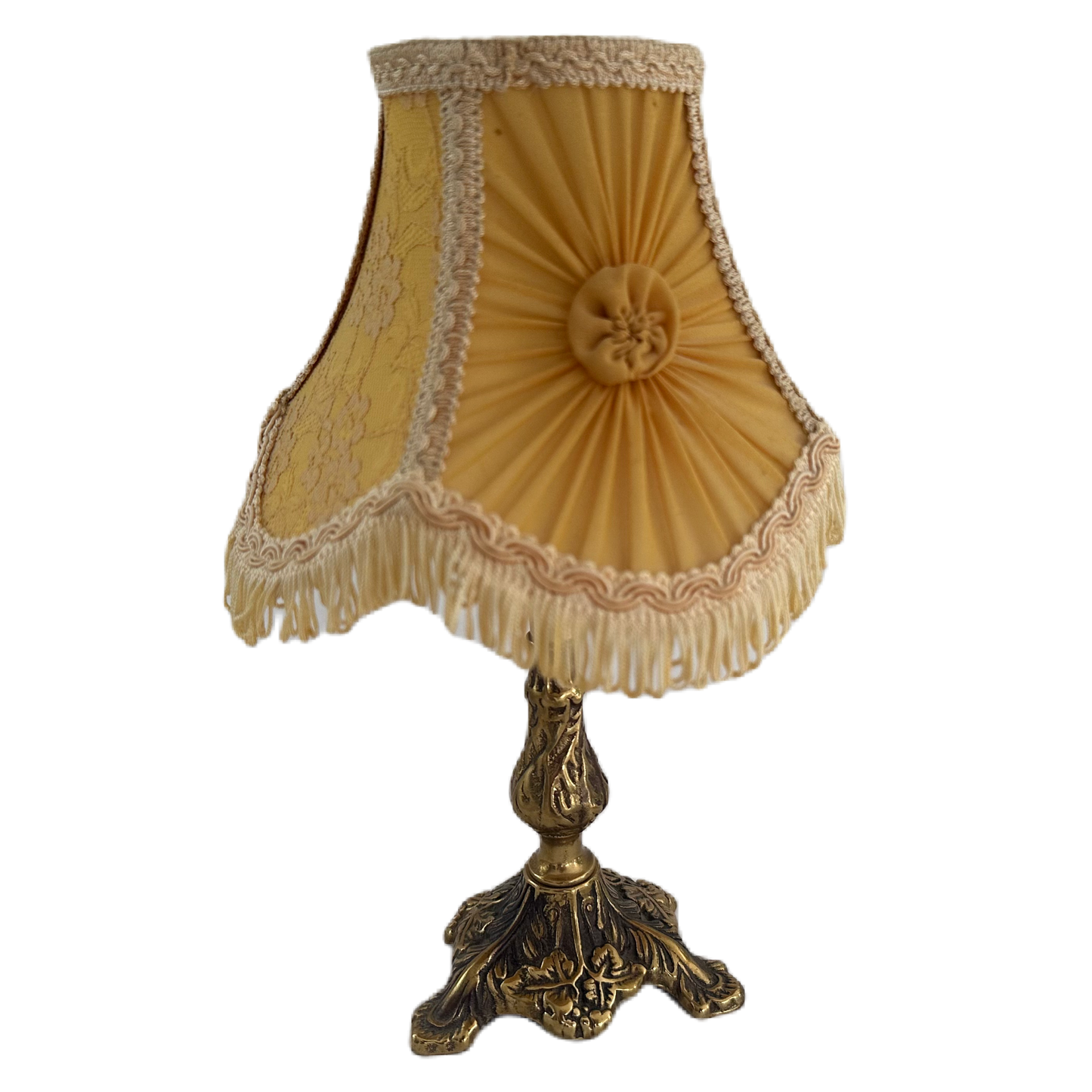 Bordslampa med mässingsfärgad lampfot samt klassisk lampskärm med fransar i gul och beige.