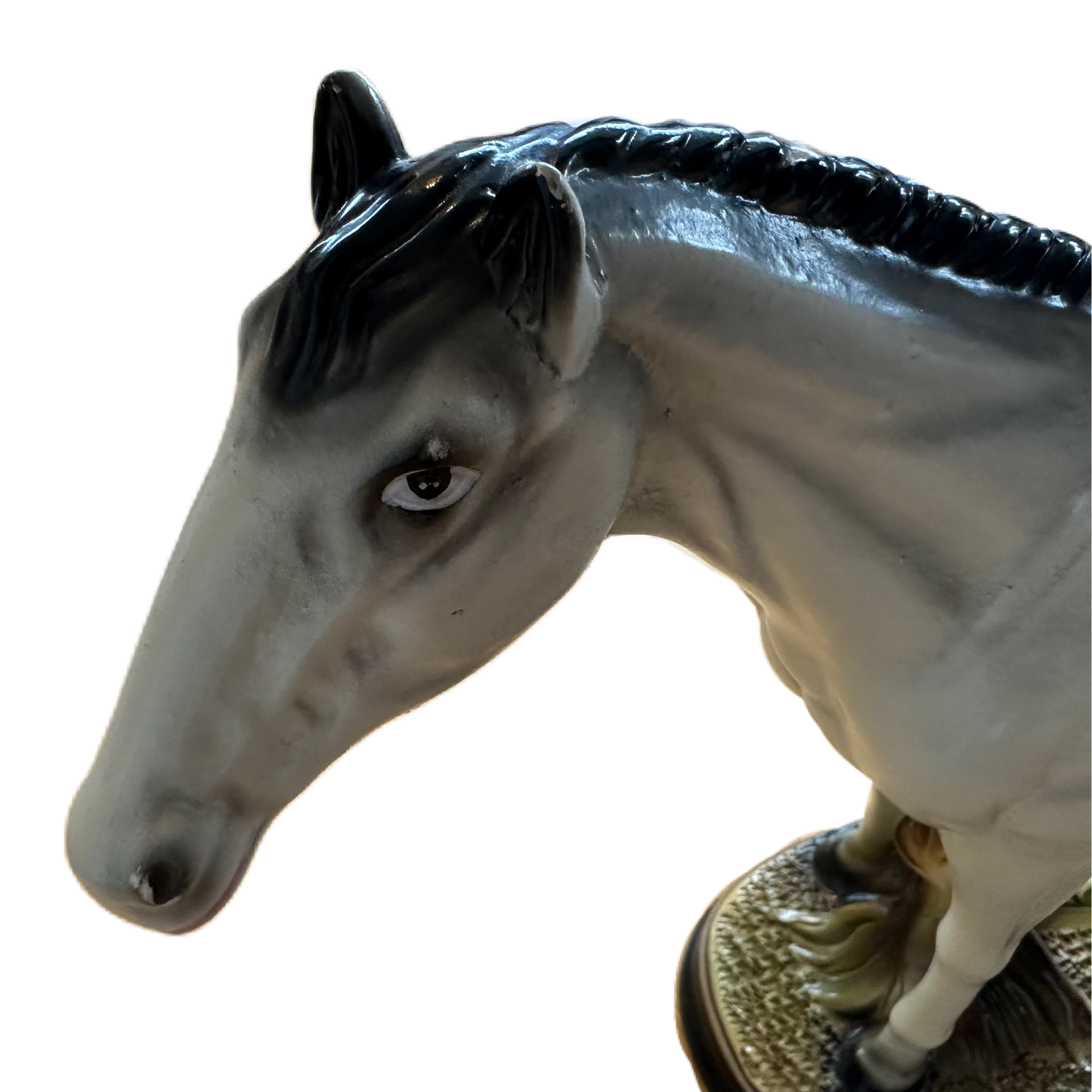 Figurin i keramik för dekoration, föreställande en vit häst.