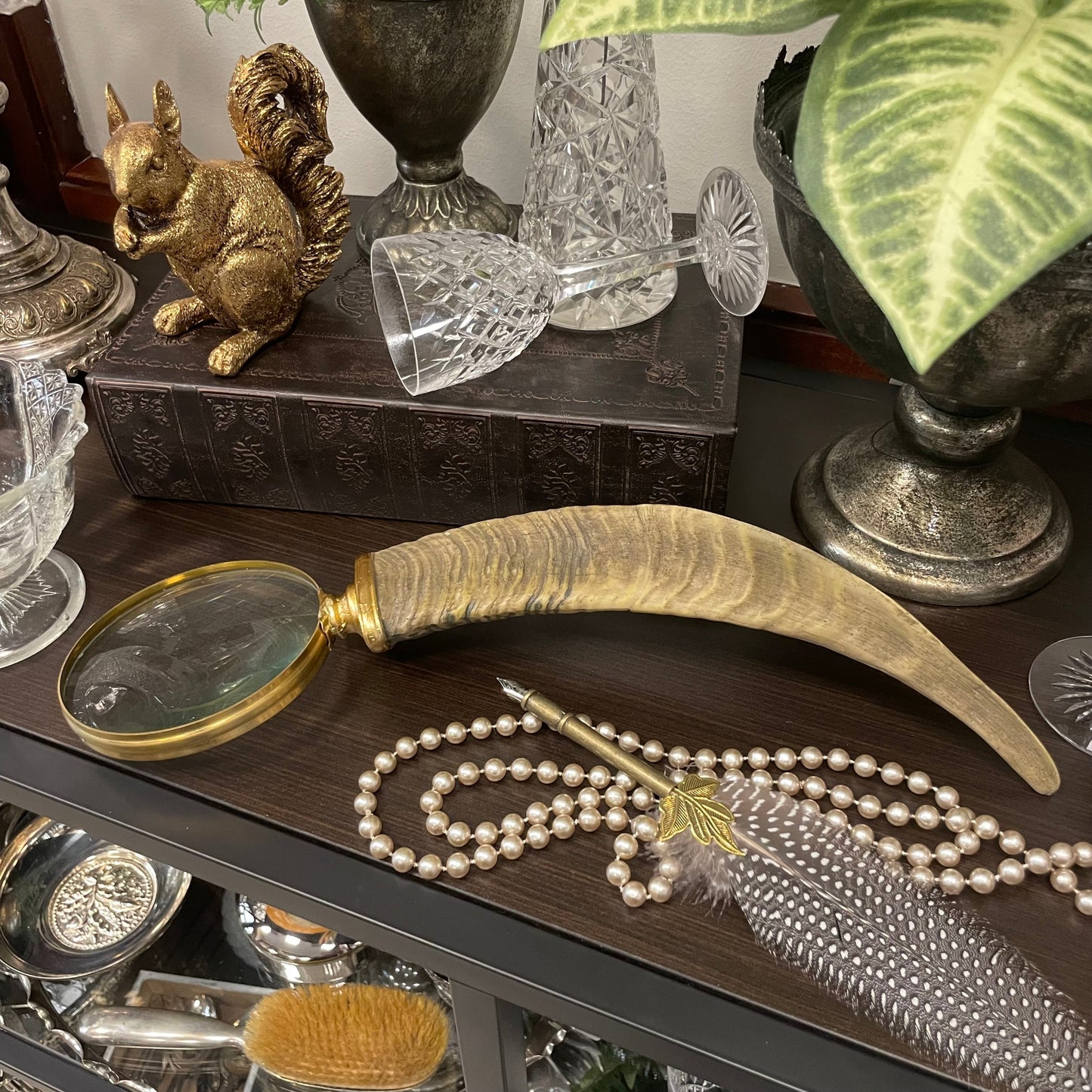 Förstoringsglas med hornliknande handtag och guldfärgad linshållare från Filipiniana.