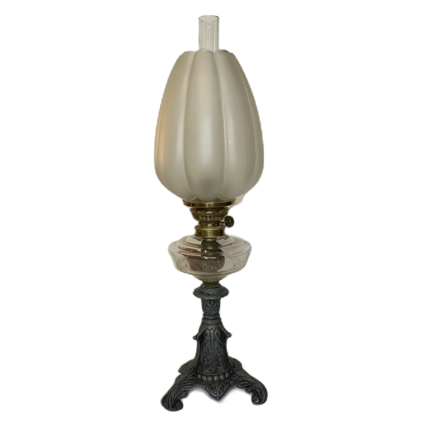 Fotogenlampa med tulpankupa i frostat glas och grå fot med dekor.