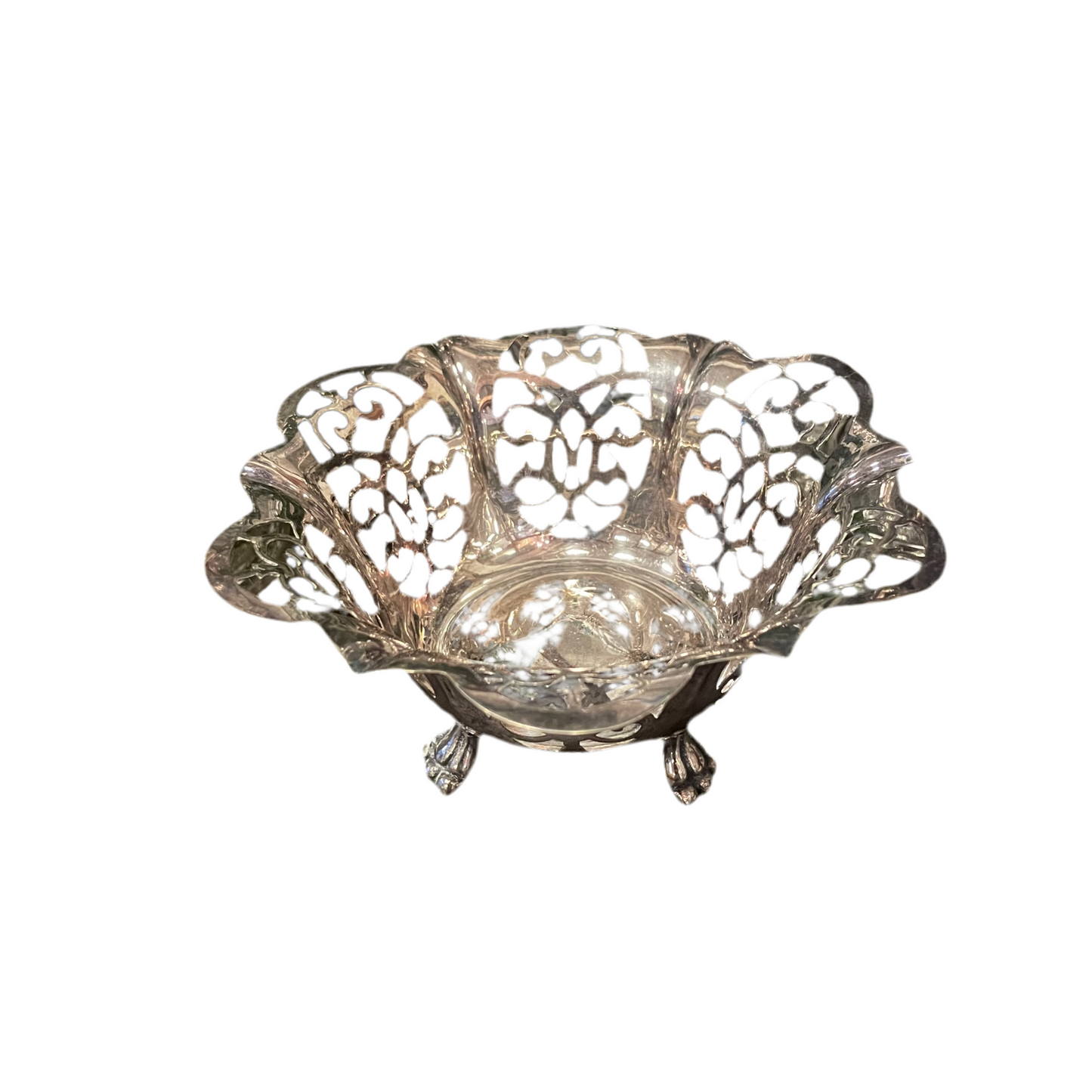 Dekorativ, silverfärgad gallerskål med lejontassar.