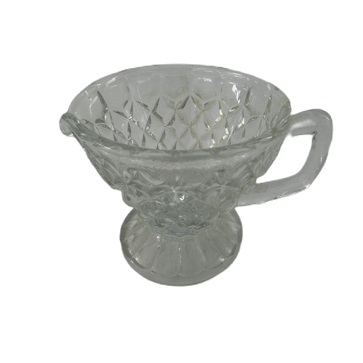 Liten diamantmönstrad gräddkanna på fot i glas.