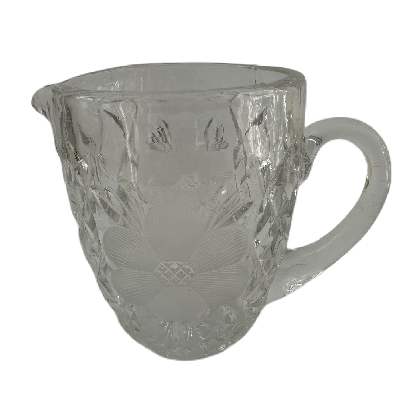 Gräddkanna i pressglas med slipad dekor och blommönster.