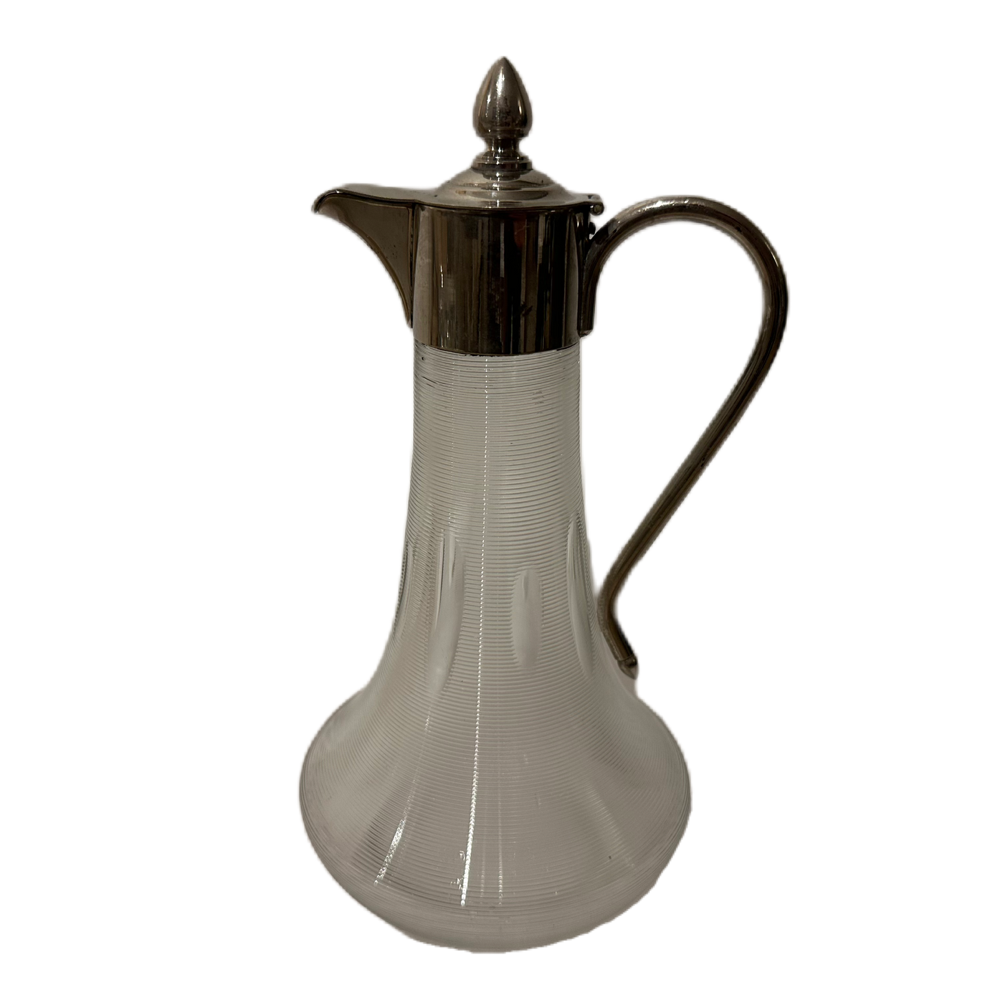 Karaff i glas med metallock och hänkel. Slipat, randigt mönster.