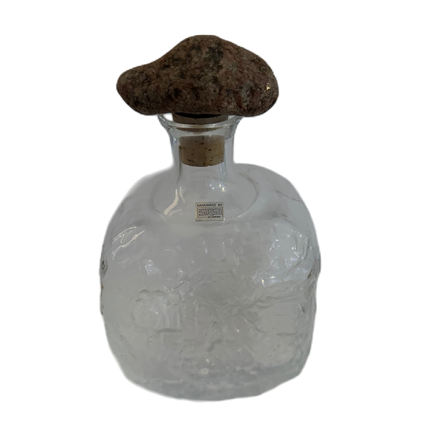 Karaff i glas av Rune Strand för Sea glasbruk med propp av sten.