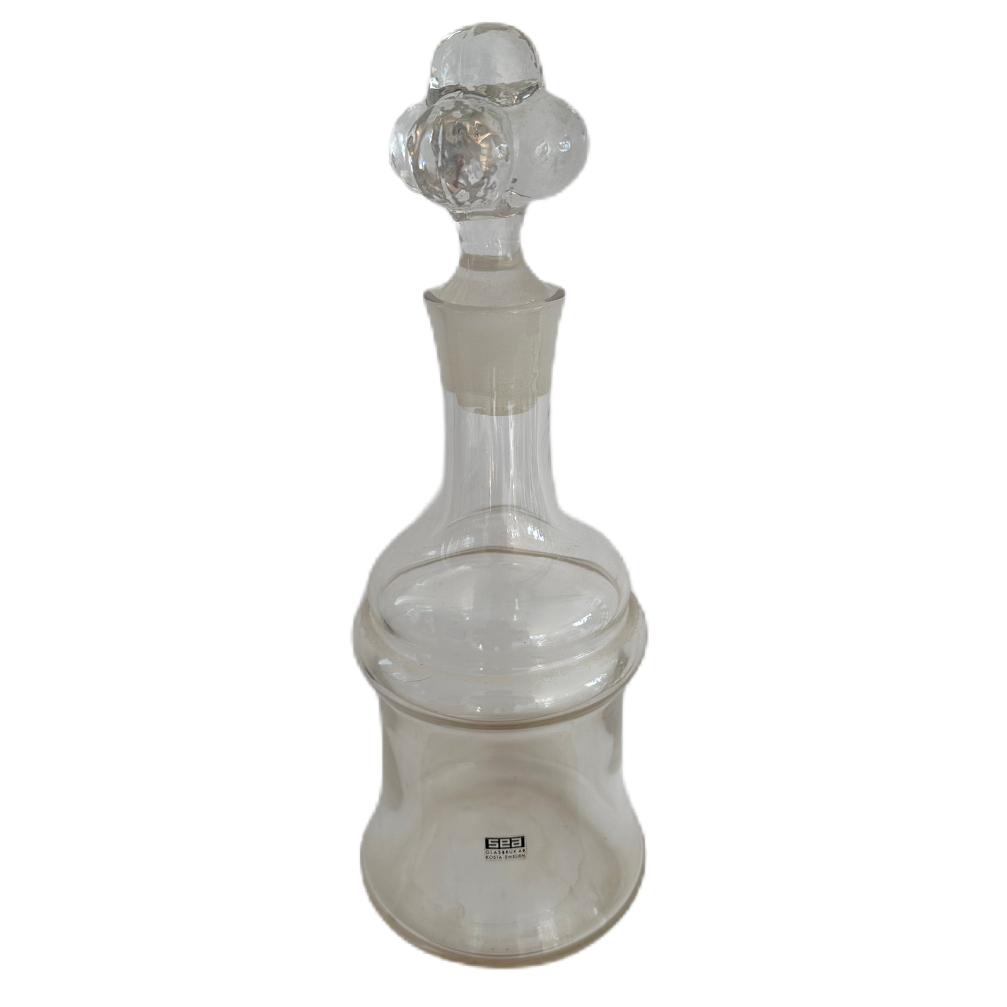 Karaff från Sea of Sweden - Kosta i glas med dekorativ propp föreställandes ett hjortron. Designad av Björn Ramel.