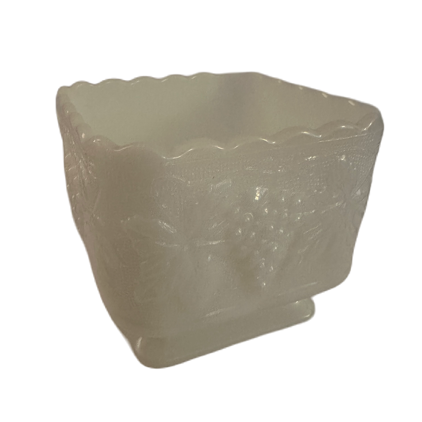 Vit, fyrkantig kruka på fot i opalglas. Mönster med vindruvor och vinrankor.