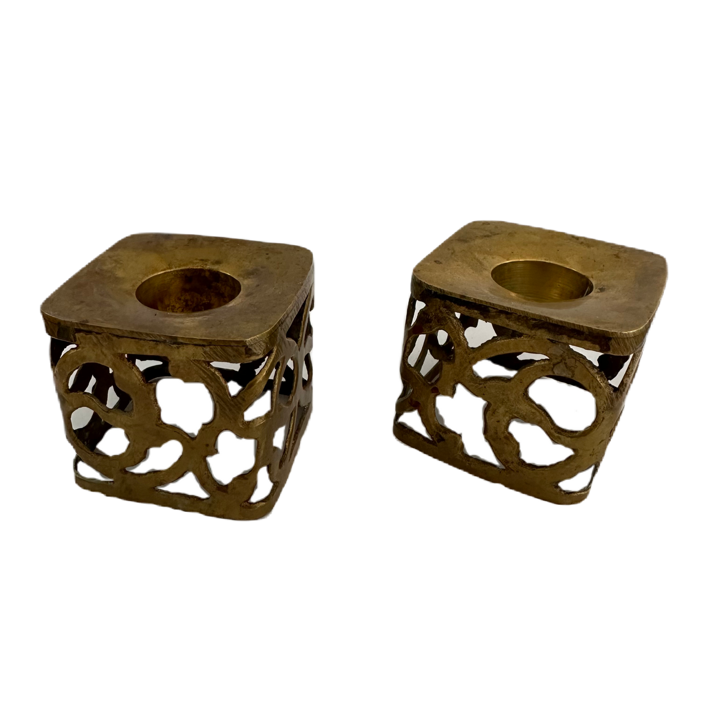 Mässingsfärgad ljusstake i metall med dekorativt mönster.