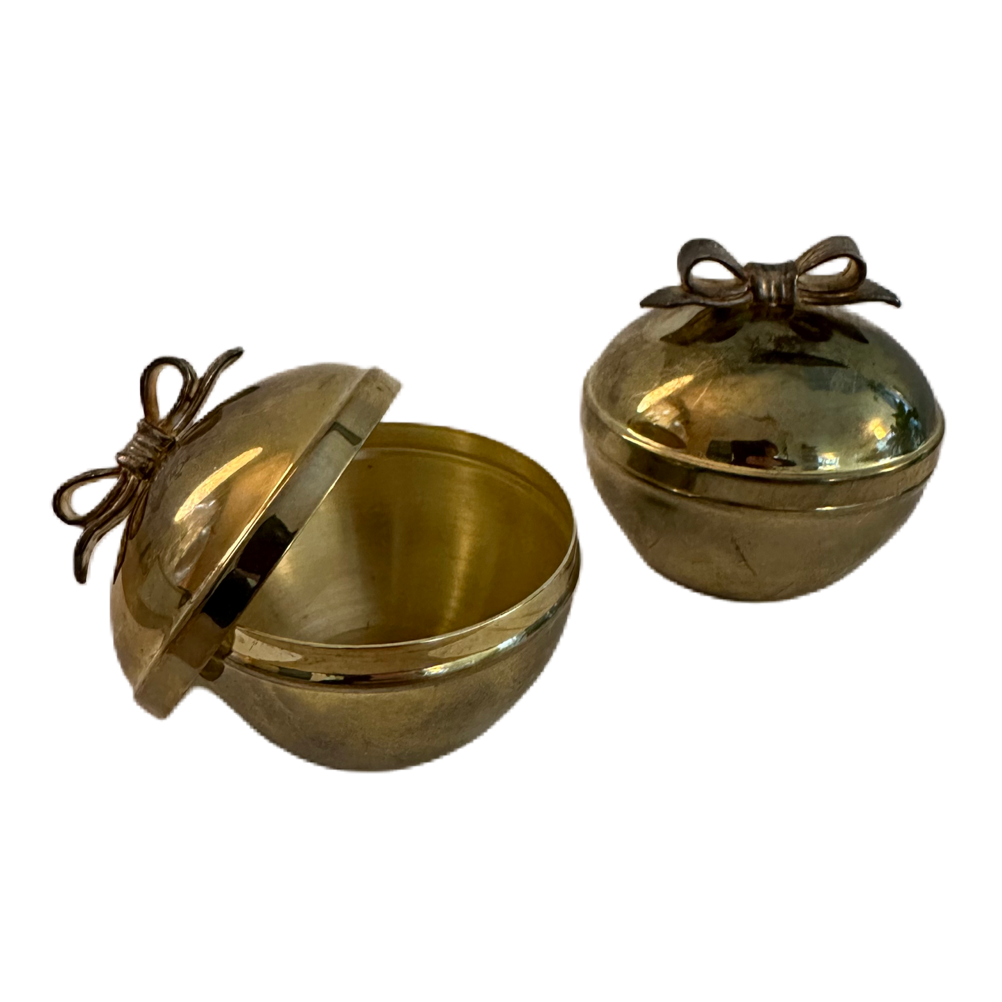 Guldfärgad lockask med rosett som utsmyckning.