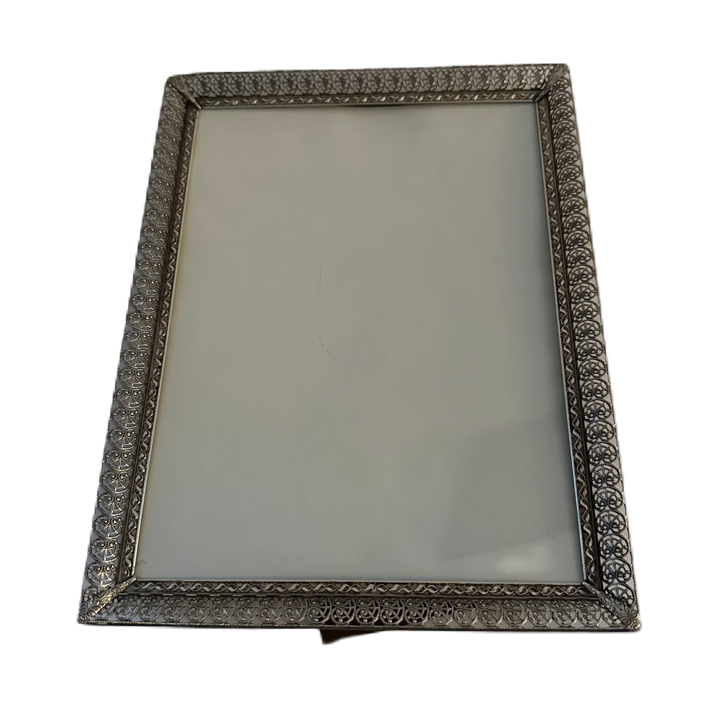 Fotoram med mönstrad, silverfärgad ram i metall från Jyden.