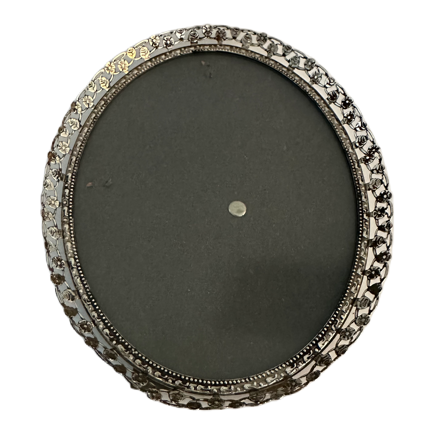 Oval, silverfärgad fotoram från Wilkensons ramfabrik i Göteborg.