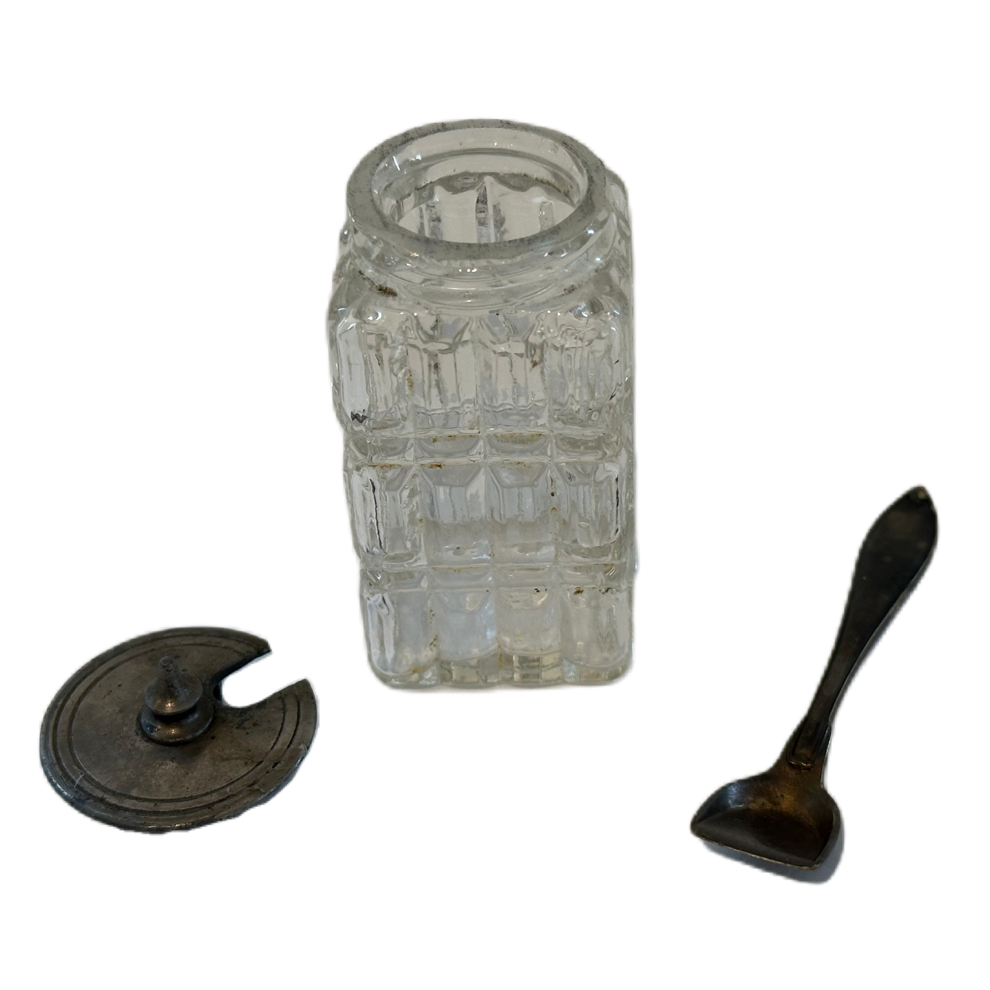 Saltkar i glas med slipad dekor och metallock samt sked.