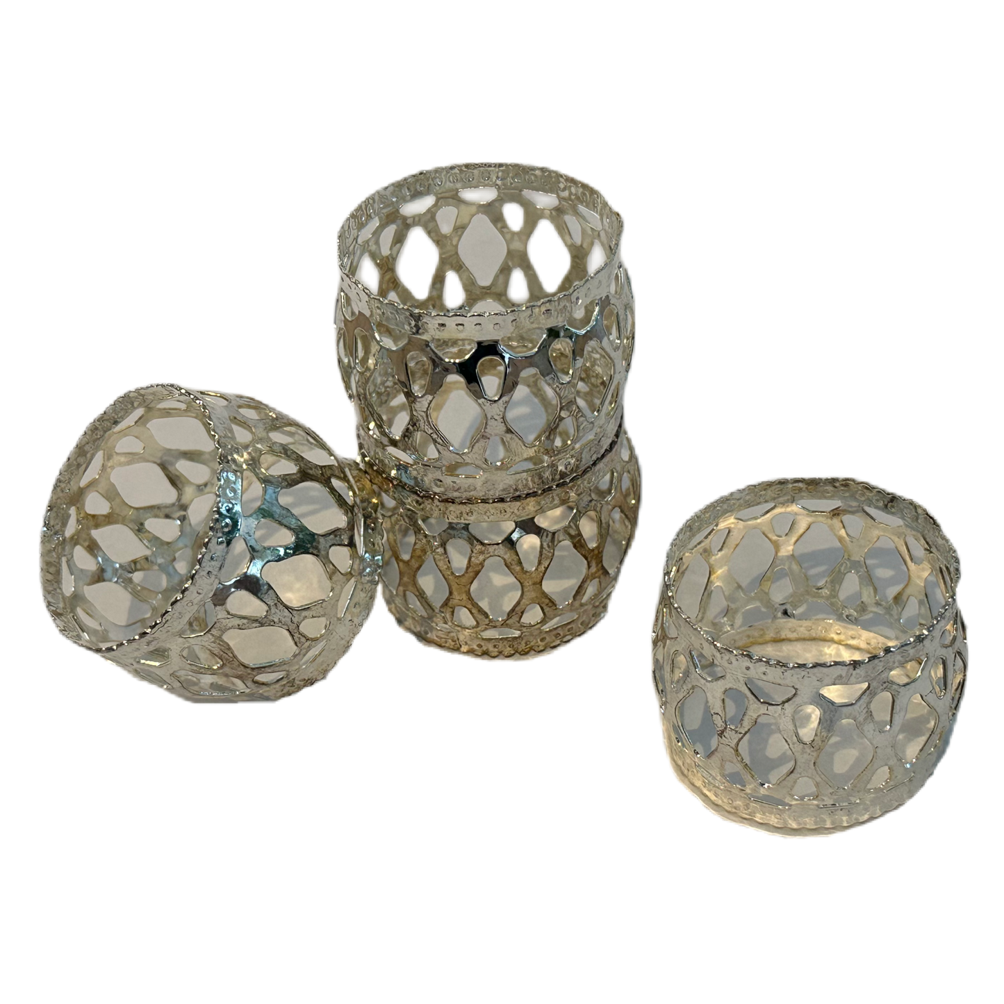 Servettring, silverfärgad med genombruten dekor.