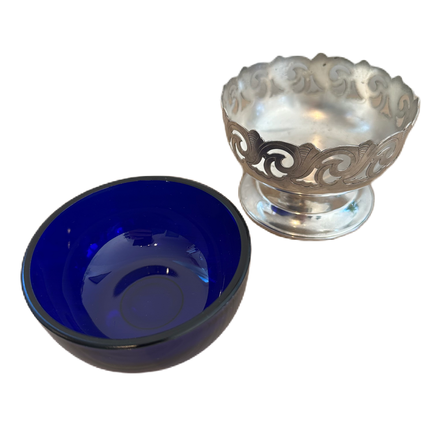 Skål på fot i nysilver med blå glasinsats. Made in England.