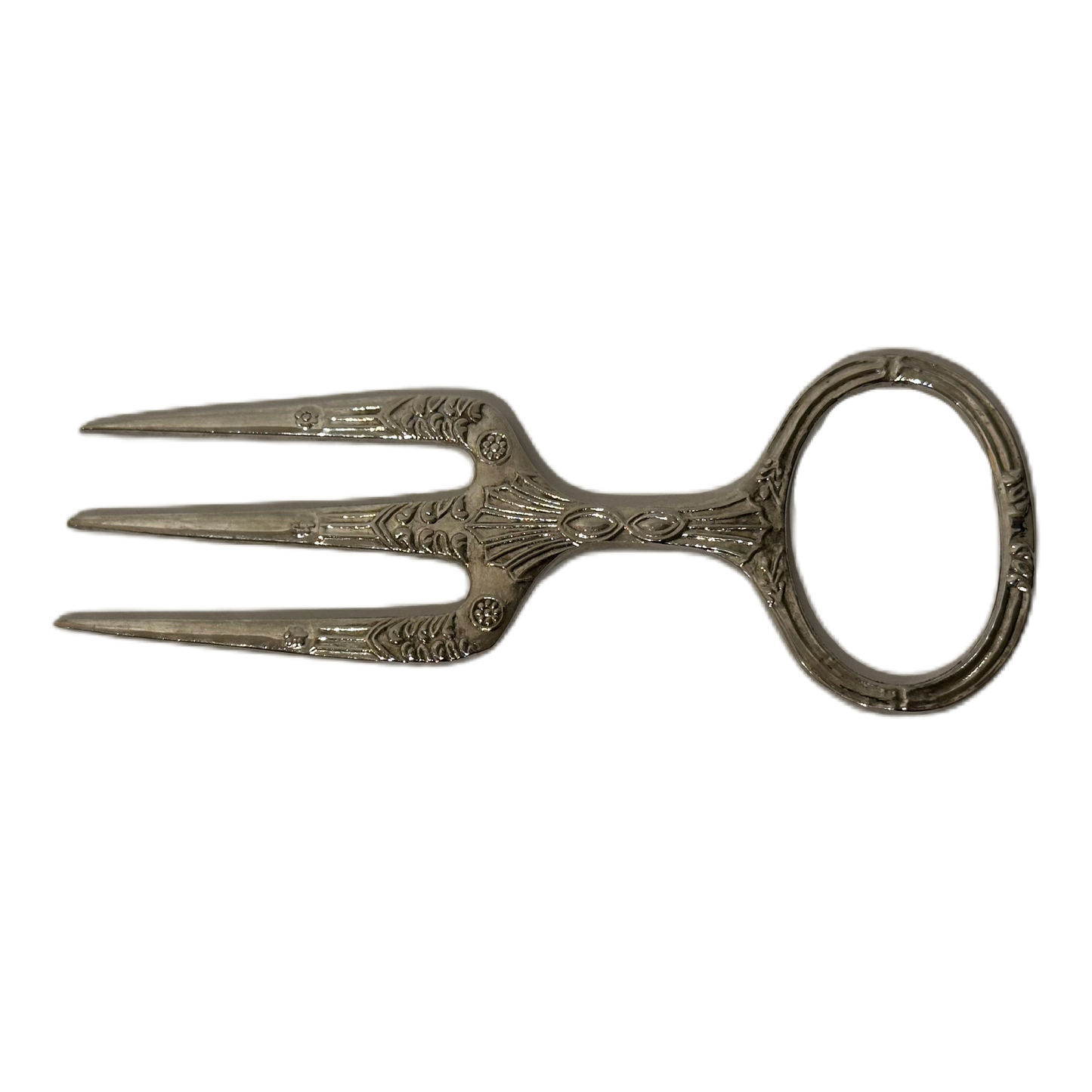 Silverfärgad skinkgaffel i metall med dekor.