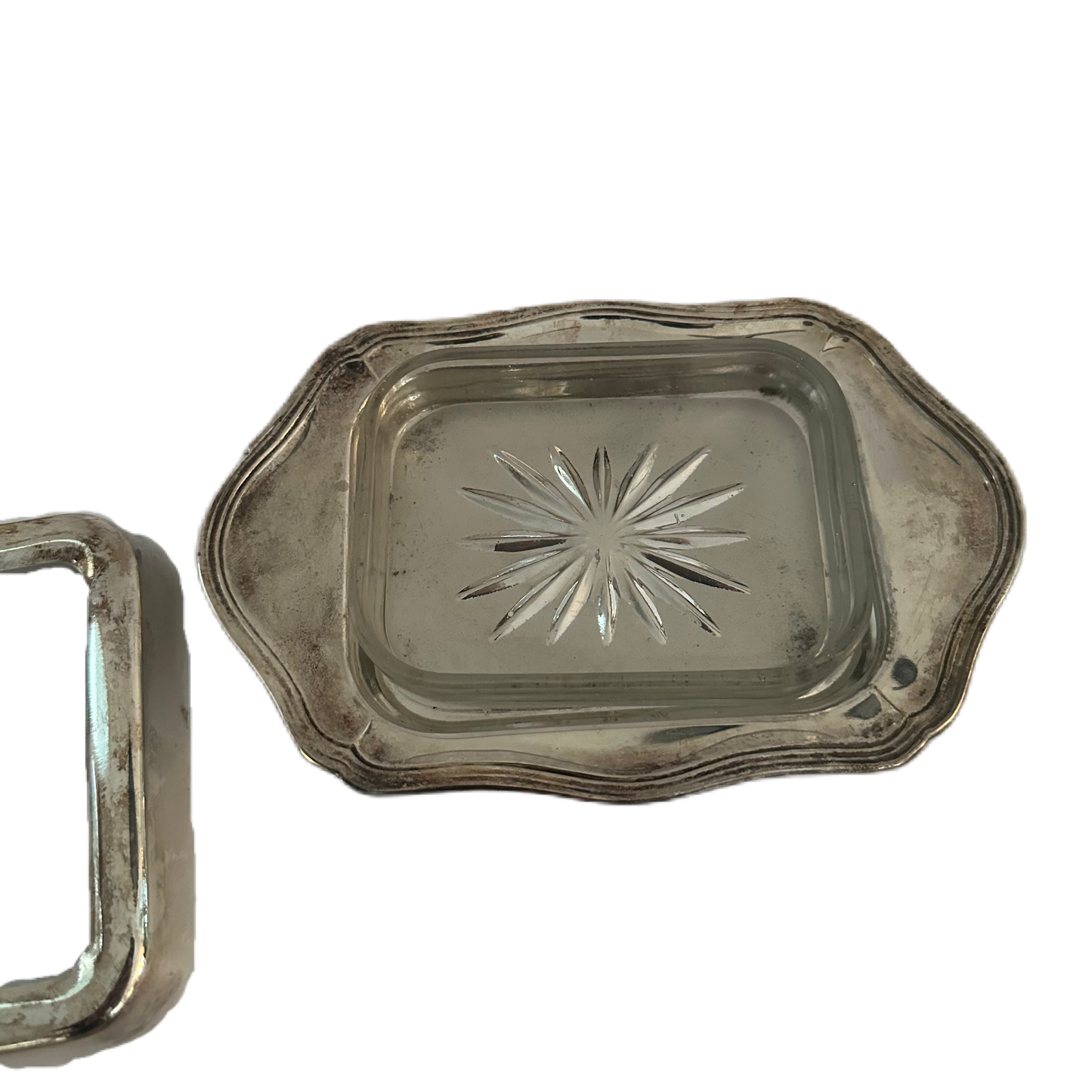 Smörbytta i glas med metallfat och metallram.