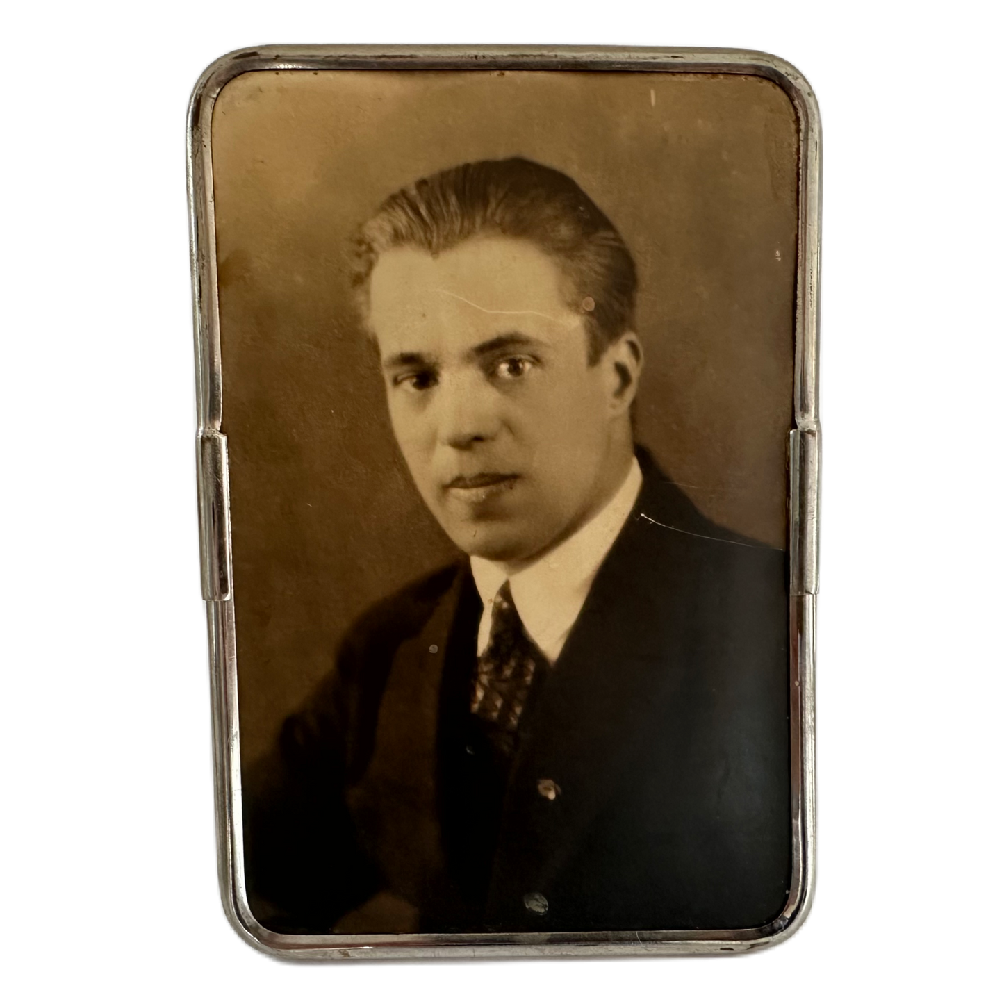 Fotografi av en ung man från 1900-talet i en silverfärgad, stående ram.