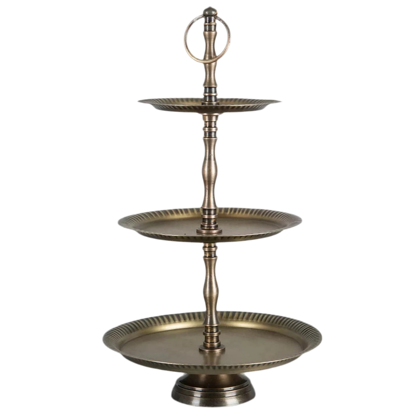 Ett kakfat med tre våningar i antik mässing från A lot Decoration.