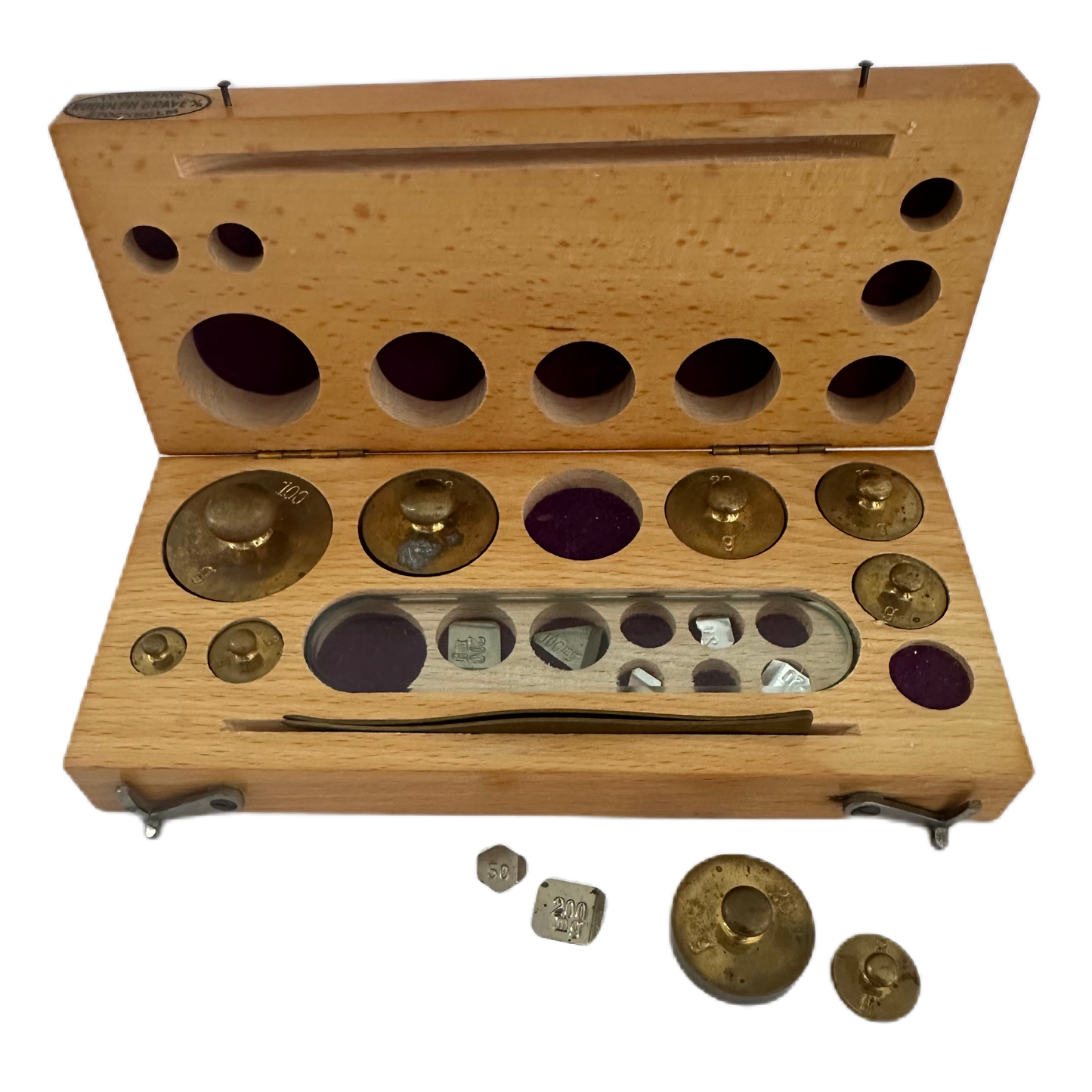 Viktsats i träetui innehållandes 16 vikter samt pincett.