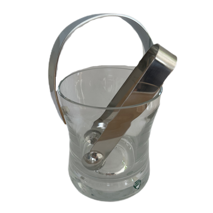 Ishink i glas från Orrefors med tång i metall. 