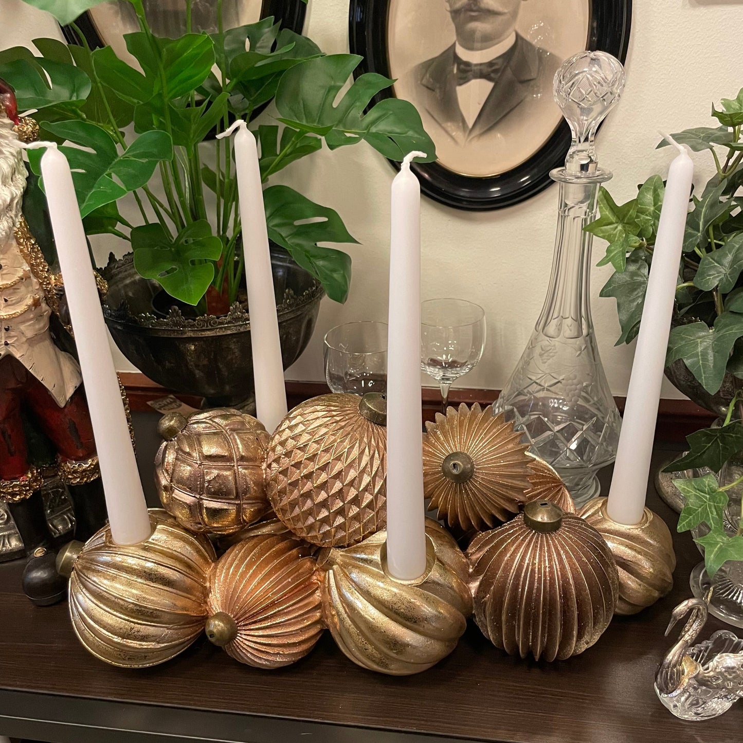 Adventsljusstake för kronljus föreställandes julkulor i tonerna av champagne och rosé.