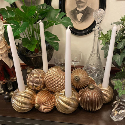 Adventsljusstake för kronljus föreställandes julkulor i tonerna av champagne och rosé.