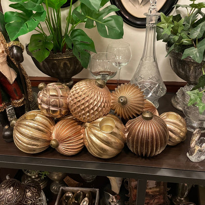 Adventsljusstake för kronljus föreställandes julkulor i tonerna av champagne och rosé.