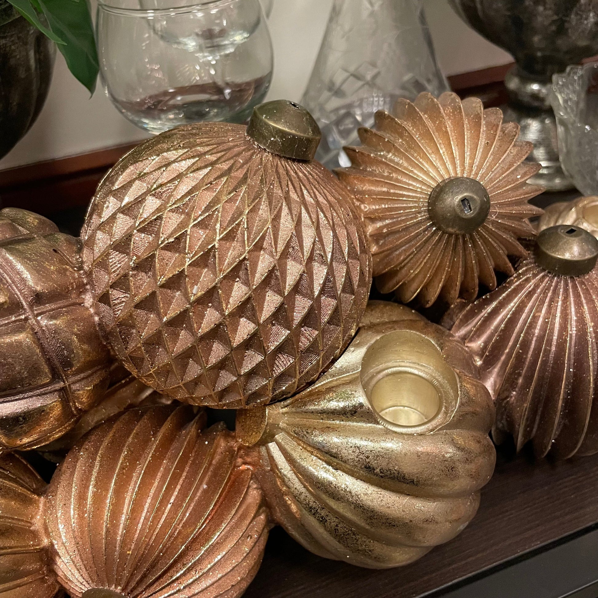 Adventsljusstake för kronljus föreställandes julkulor i tonerna av champagne och rosé.