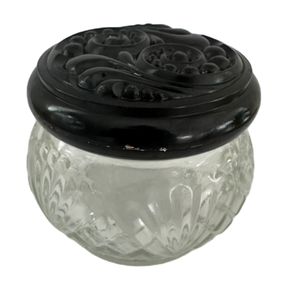 Nipperask i glas med svart lock från Avon.