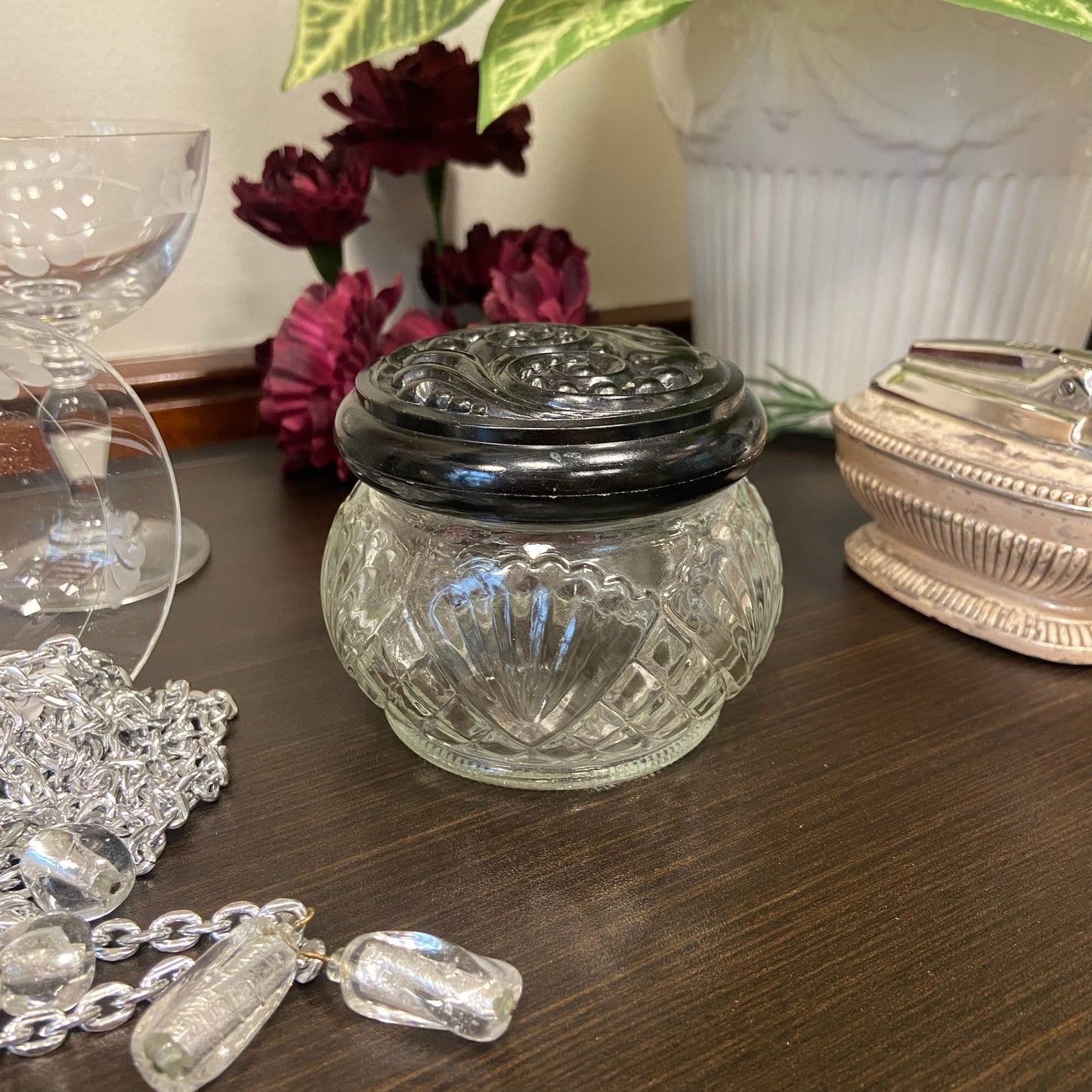 Nipperask i glas med svart lock från Avon.