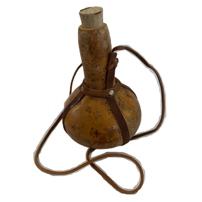 Behållare av kalebass med bärrem i läder.