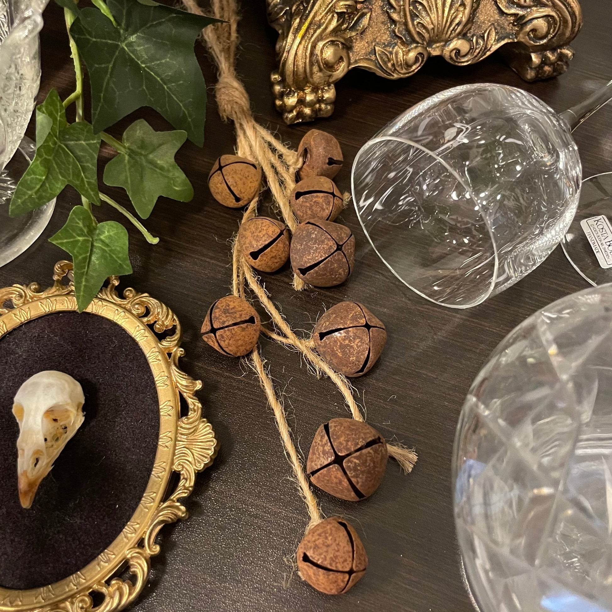 Bjällerknippe med bjällror i rost från A lot Decoration.