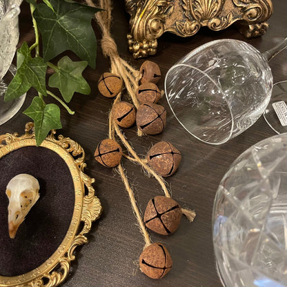 Bjällerknippe med bjällror i rost från A lot Decoration.