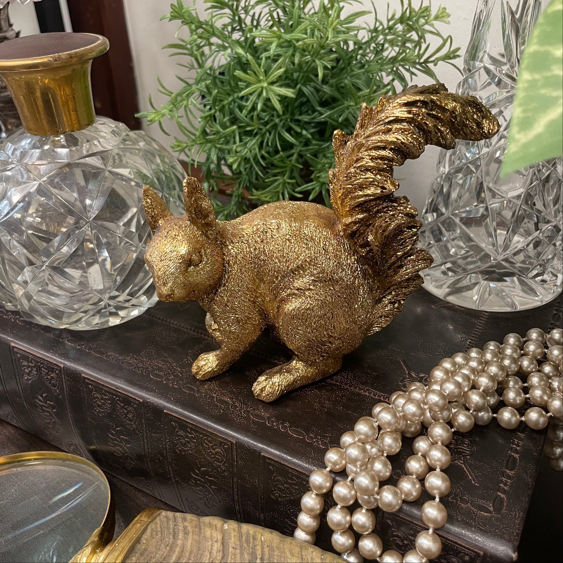 Ekorre i sittande position i en antik guldfärg från A lot Decoration.