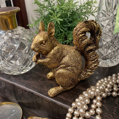 Ekorre i stående position i en antik guldfärg från A lot Decoration.