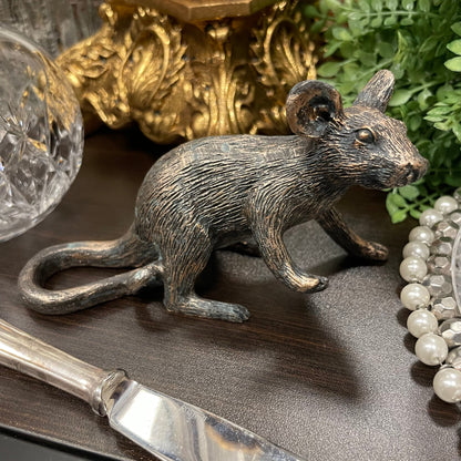 Gyllenbrun dekoration från A lot Decoration föreställandes en sittande mus.