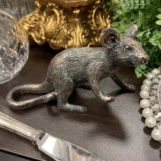 Gyllenbrun dekoration från A lot Decoration föreställandes en sittande mus.