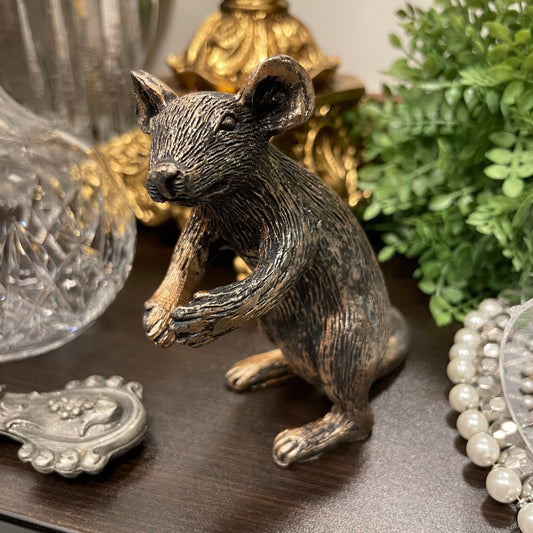 Gyllenbrun dekoration från A lot Decoration föreställandes en stående mus.