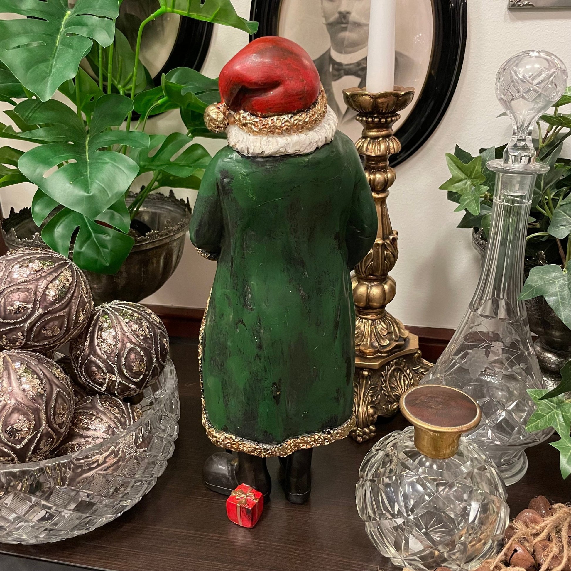 Gammaldags, stående tomte med käpp från A lot Decoration.