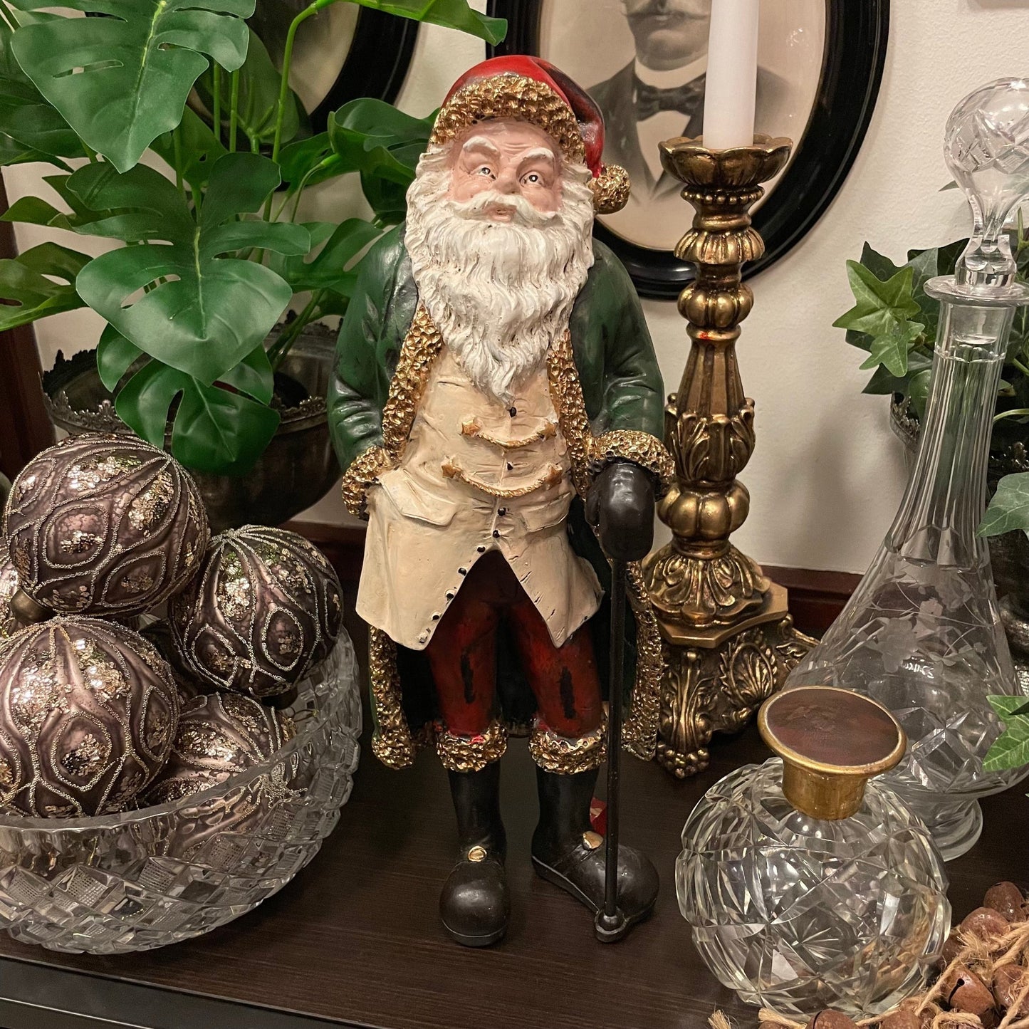 Gammaldags, stående tomte med käpp från A lot Decoration.