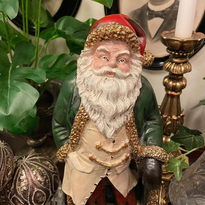 Gammaldags, stående tomte med käpp från A lot Decoration.