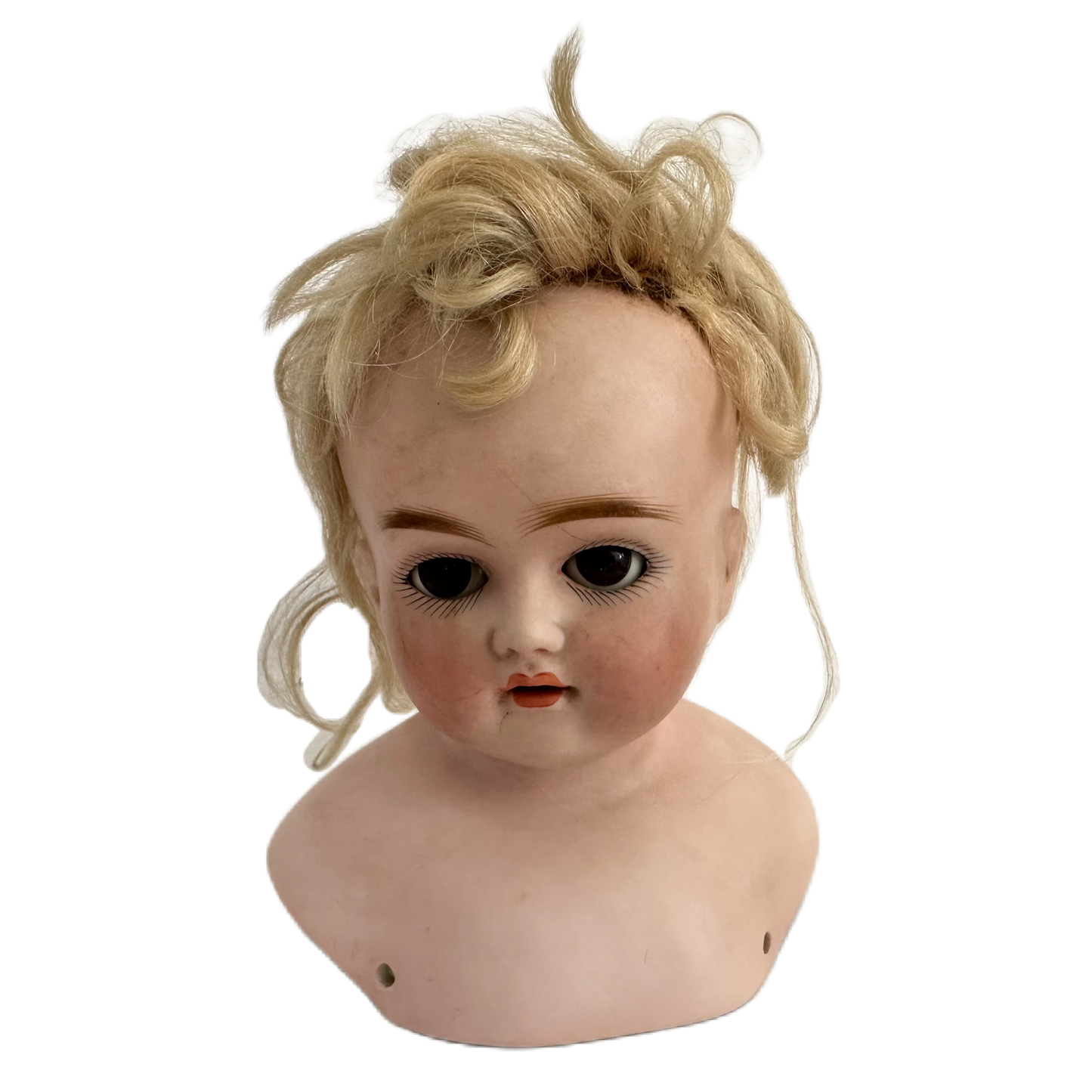 Dockhuvud i porslin med blont hår.