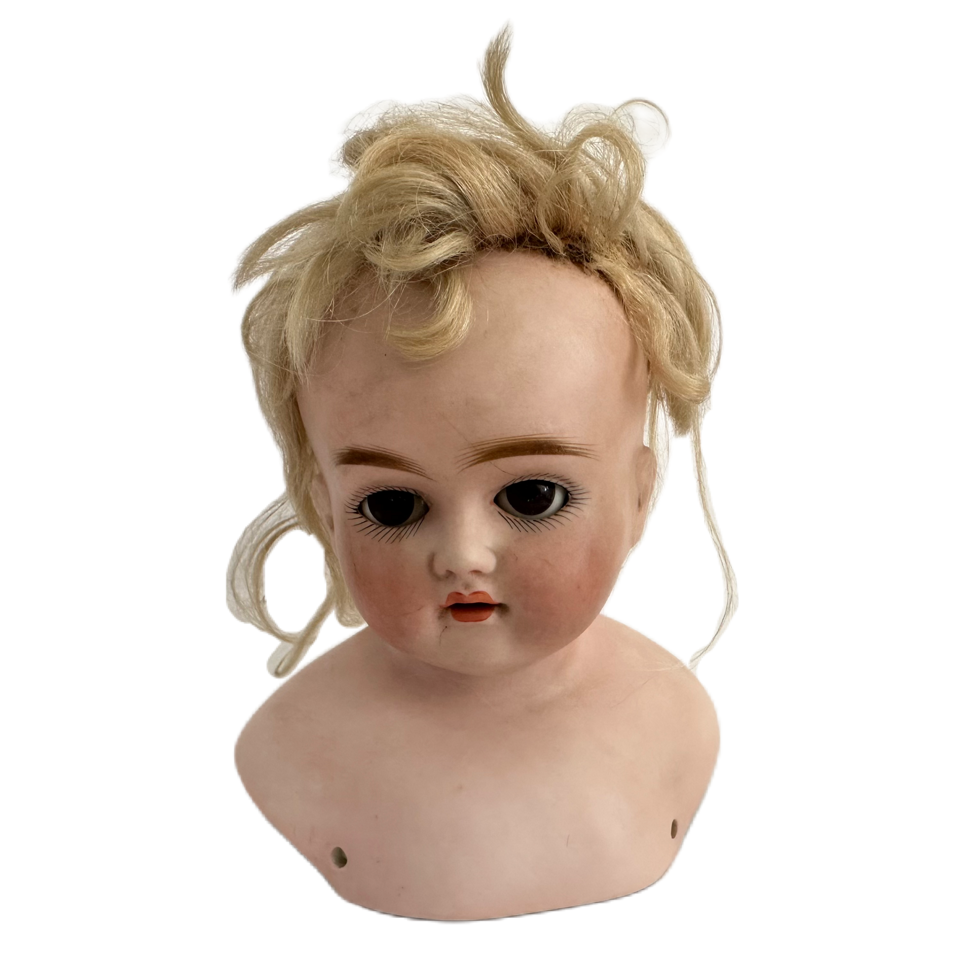 Dockhuvud i porslin med blont hår.