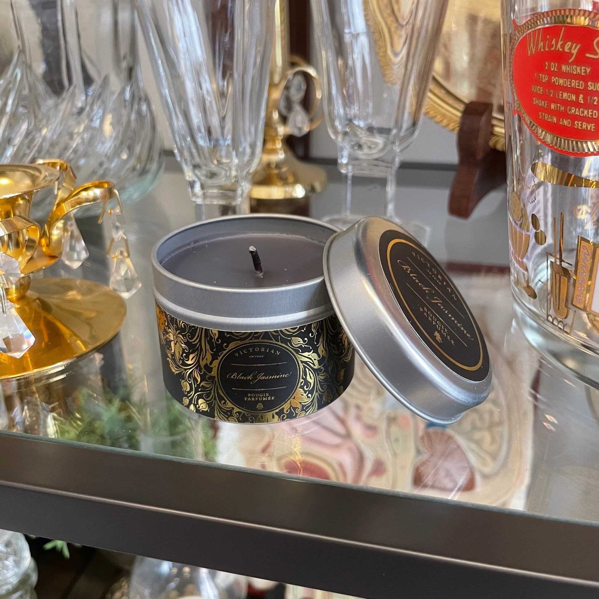Doftljus Tinbox från Victorian med en doft av Black Jasmine.