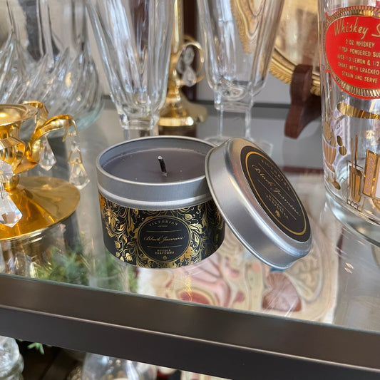 Doftljus Tinbox från Victorian med en doft av Black Jasmine.
