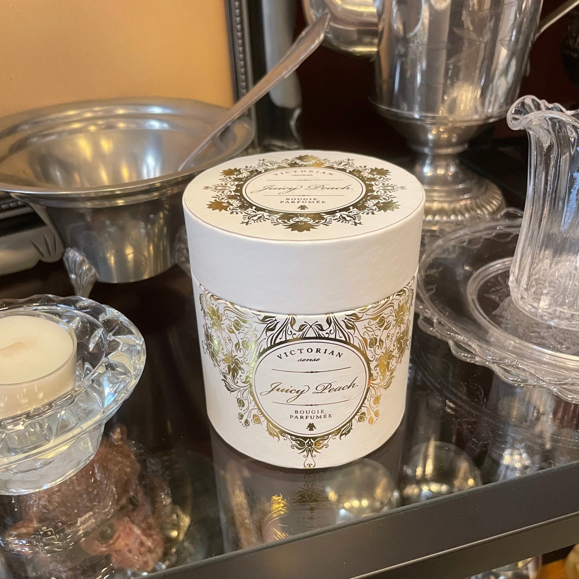 Doftljus Roundbox från Victorian med en doft av Juicy Peach.