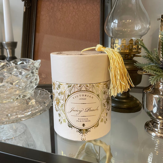 Doftljus Tasselbox från Victorian med en doft av Juicy Peach.