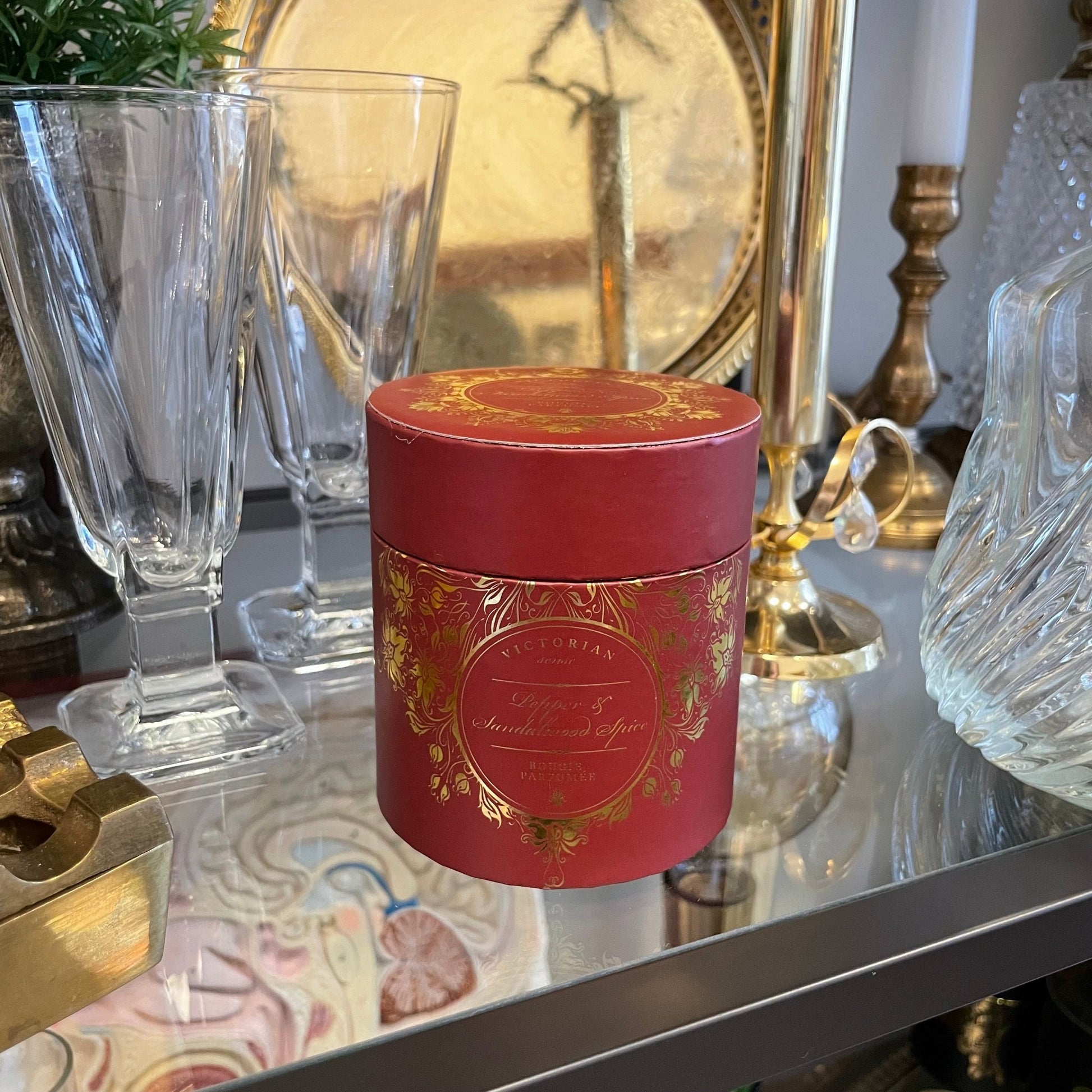 Doftljus Roundbox från Victorian med en doft av Pepper & Sandalwood Spice.