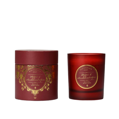 Doftljus Roundbox från Victorian med en doft av Pepper & Sandalwood Spice.